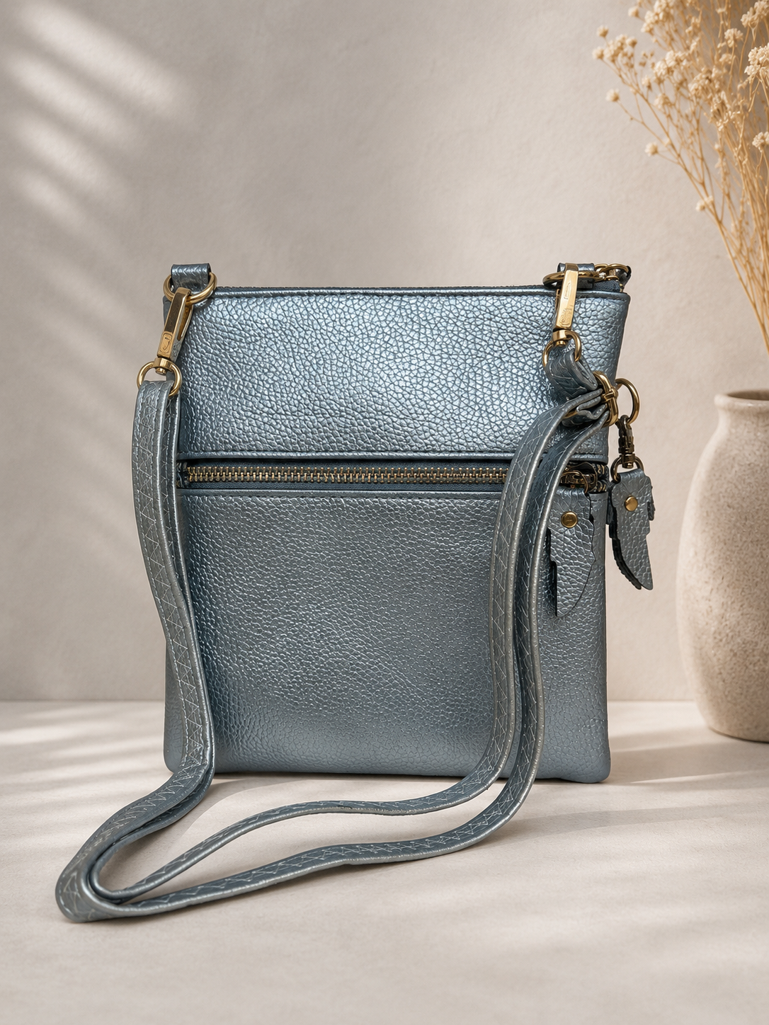 Sac pochette femme en cuir bleu argenté