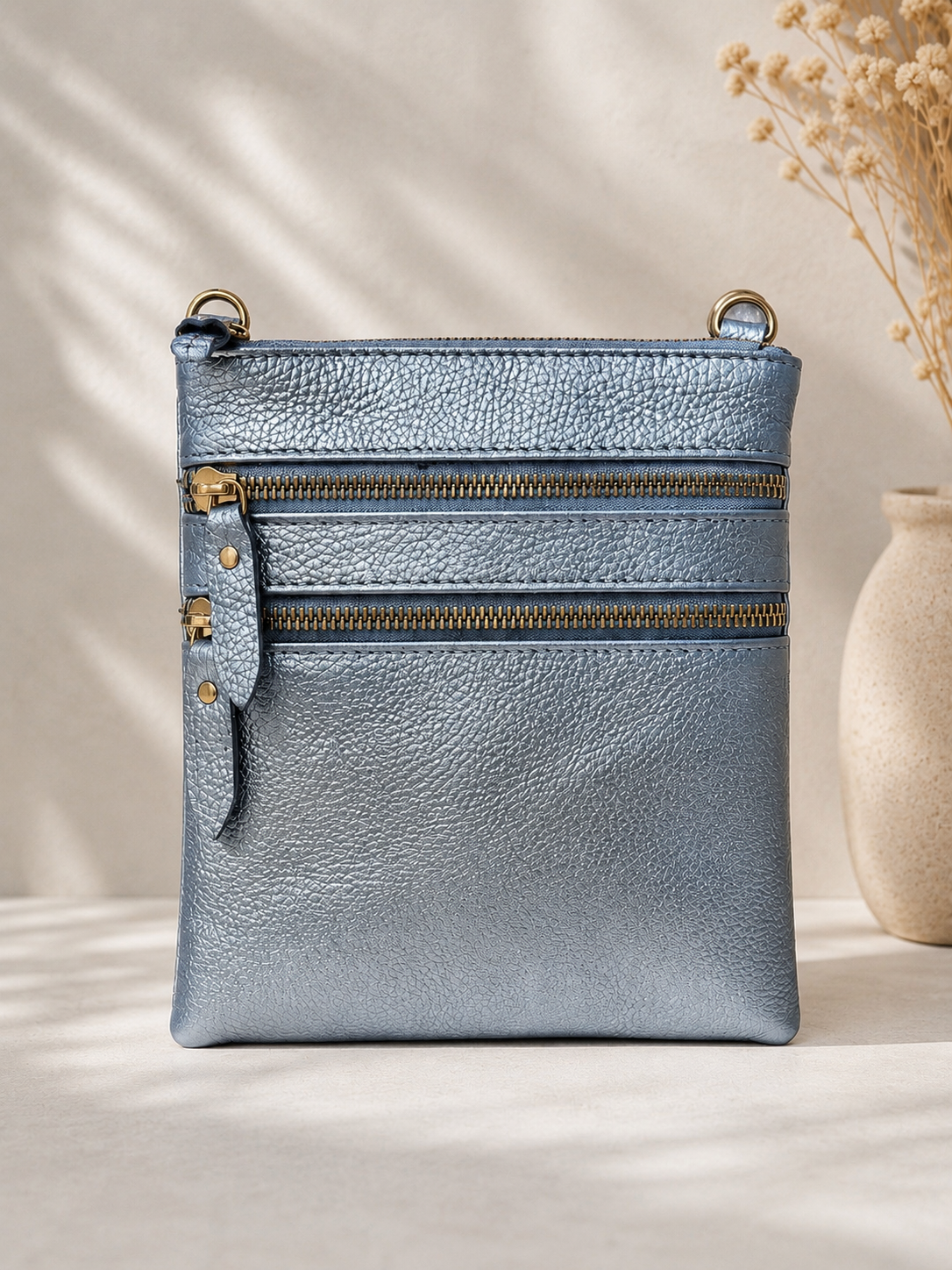 Sac pochette femme en cuir bleu argenté