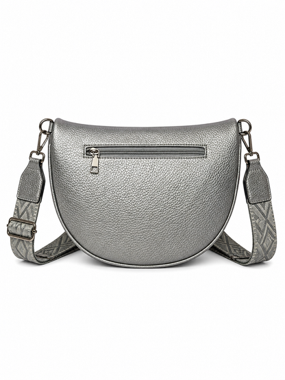 Arrière du grand sac banane femme en raphia argenté avec poche zippée