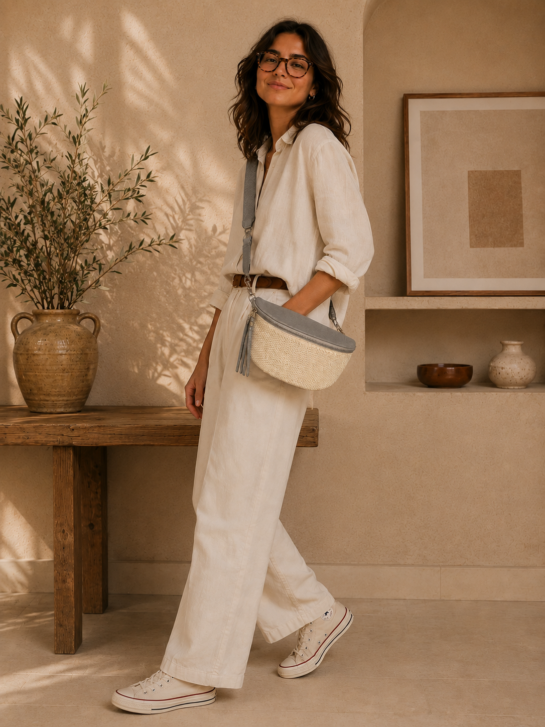 Grand sac banane femme en raphia argenté porté de dos avec bandoulière large